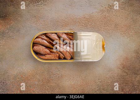 Offene Dose mit Sprotten, Vorspeise, auf dem Tisch, Draufsicht, Stockfoto