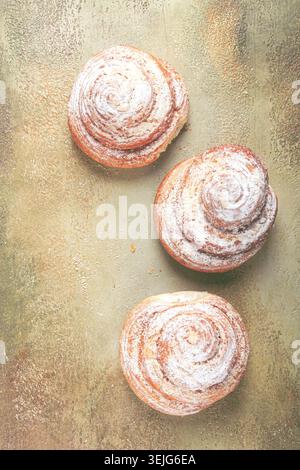 Backwaren, Zitronenduft, mit weißer Glasur, süßem Brötchen, Muffin, Gebäck, Blick von oben, keine Leute, Stockfoto