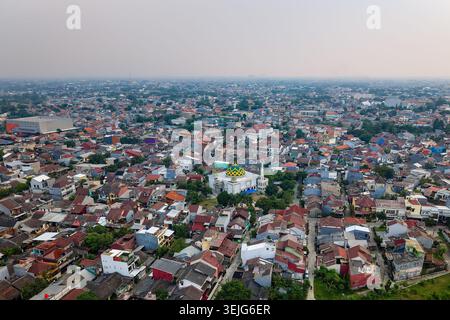 Weitläufiges Stadtbild von Jakarta mit starker Luftverschmutzung und dichter Nachbarschaft Stockfoto