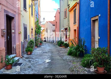 Eine Straße mit bunten Hausfassaden in der malerischen Stadt Bosa auf der Insel Sardinien, Italien Stockfoto