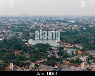 Mit dichten Wohnhäusern um einen See in Bekasi, Indonesien Stockfoto