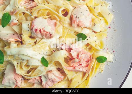 Tagliatelle Nudeln, in Sahnesauce mit Lachs, hausgemacht, keine Leute, Stockfoto