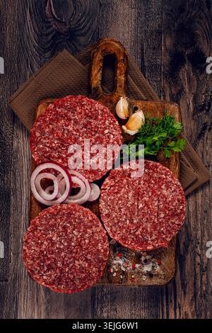 Rohe Koteletts, für Burger, Hackfleisch, handgemacht, hausgemacht, mit Gewürzen, Blick von oben, keine Leute, Stockfoto