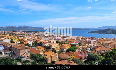 Ein malerischer Panoramablick von oben über den gekachelten Dächern von Häusern auf der Insel La Maddalena, Italien. Stockfoto