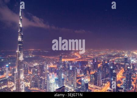 Atemberaubender nächtlicher Blick auf den Burj Khalifa und die Skyline von Downtown Dubai, mit beleuchteten Wolkenkratzern und pulsierendem Stadtli Stockfoto