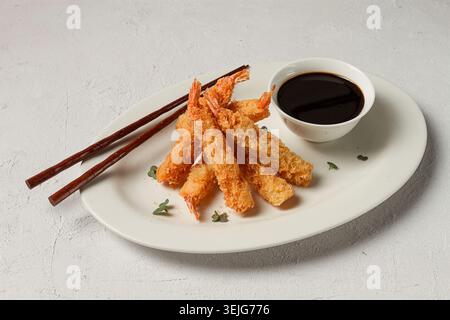 Gebratene Garnelen, geschält in Tempura, Sojasauce, Nahaufnahme, Stockfoto