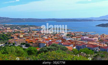 Panoramablick auf die bezaubernde historische Stadt La Maddalena, Italien. Stockfoto
