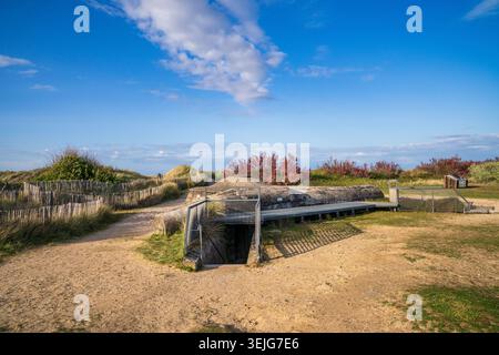 Restaurierter historischer deutscher Aussichtspunkt in Courseulles-sur-Mer. Die Betonkonstruktion verfügt über unterirdische Zugangsstufen, die durch eine Metallschiene geschützt sind Stockfoto