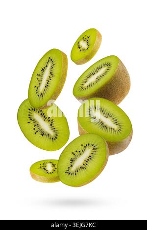Scheiben Kiwis - sattes grünes Fleisch, schwarze Samen fliegen als Fluss auf weißem Hintergrund, isoliert. Perfekt für organisches Antioxidans foo Stockfoto