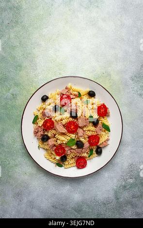 Thunfischsalat, Fusilli-Nudeln, Oliven und Kirsche, Olivenöl, hausgemacht, Stockfoto