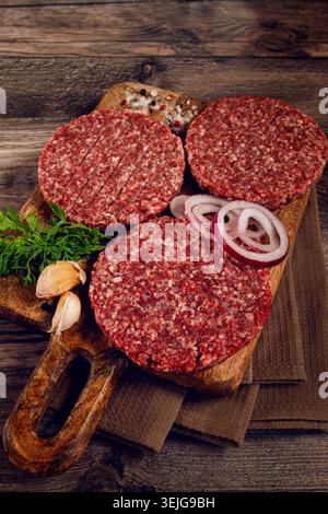 Rohe Koteletts, für Burger, Hackfleisch, handgemacht, hausgemacht, mit Gewürzen, Blick von oben, keine Leute, Stockfoto