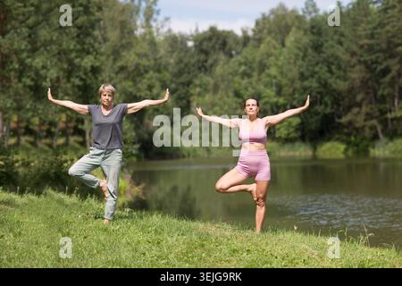 Ältere Frau macht Yoga Stockfoto