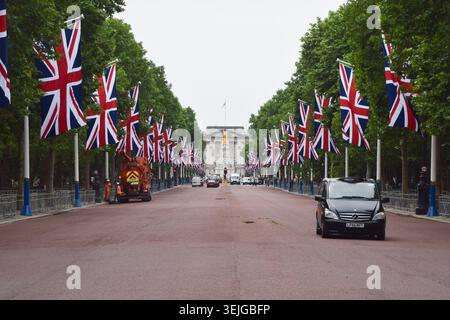 London, Großbritannien. Mai 2026. Union Jacks schmücken die Mall, die zum Buckingham Palace führt, vor Trooping the Colour, der jährlichen Zeremonie zum Geburtstag von König Charles III. Credit: Vuk Valcic/Alamy Live News Stockfoto