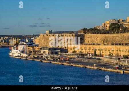 Malta - Valletta, Stadt Valletta am Eingang zum Hafen Stockfoto