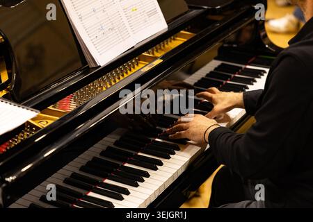 Lemberg, Ukraine - 29. Mai 2026: Nahaufnahme der Pianistenhände, die Steinway and Sons Flügel spielen Stockfoto