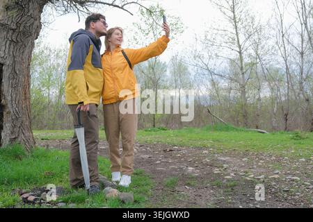 Ein junges Paar genießt die wunderschöne Natur Stockfoto