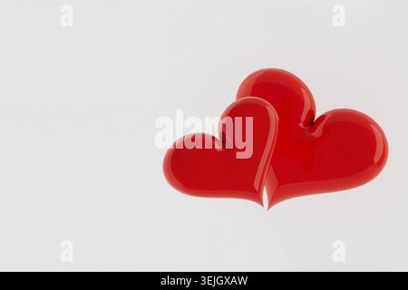Zwei rote Herzen - festlicher Valentinstag Hintergrund - glänzende Ballonherzen auf weißem Hintergrund, Kopierraum. Niedliche Leidenschaft Liebe Ba Stockfoto