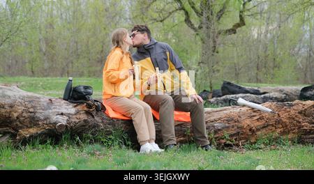 Ein junges Paar, das Spaß hat und die wunderschöne Natur genießt Stockfoto