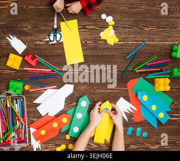 Vorschulkind in Kreativität im Haushalt. Happy Kid macht Raketen aus Papier. Kreativität für Kinder. Kreative Kinder spielen mit Stockfoto