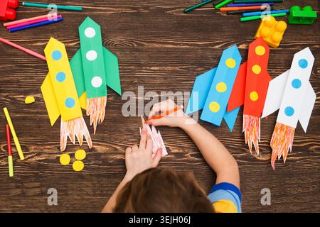 Vorschulkind in Kreativität im Haushalt. Happy Kid macht Raketen aus Papier. Kreativität für Kinder. Kreative Kinder spielen mit Stockfoto