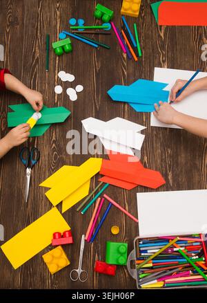 Vorschulkind in Kreativität im Haushalt. Happy Kid macht Raketen aus Papier. Kreativität für Kinder. Kreative Kinder spielen mit Stockfoto