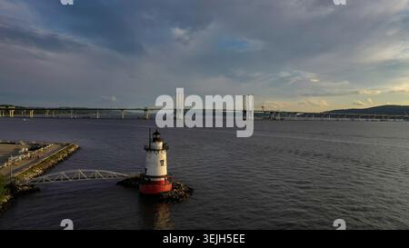 Luftaufnahme des Sleepy Hollow Lighthouse am Hudson River mit der Governor Mario M. Cuomo Bridge im Hintergrund unter einem bewölkten Himmel Sleepy Ho Stockfoto