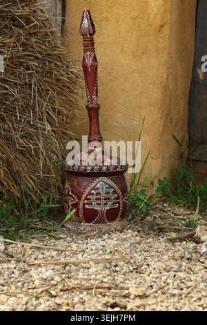 Authentisches libanesisches Mehbaj, das zum Mahlen von Kaffeebohnen verwendet wird, zeigt traditionelles Handwerk und kulturelles Erbe. Stockfoto