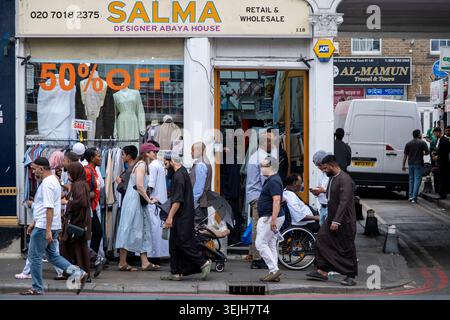 Straßenszene in der Whitechapel High Street am 29. Mai 2026 in London, Großbritannien. Whitechapel ist ein ethnisch vielfältiges und lebhaftes Viertel im East End, in dem eine bedeutende Bevölkerung von Bangladeschen lebt. Das kann man entlang der Bürgersteige sehen, wo der Whitechapel Market und die umliegenden Geschäfte mit dieser wahrhaft multikulturellen Gesellschaft interagieren. Stockfoto