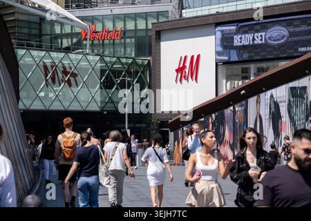 Menschen, die am 27. Mai 2026 in London, Großbritannien, in Richtung Westfield Shopping Centre in Stratford gehen. Dies ist Europas größter Einkaufskomplex. Stratford ist heute das wichtigste Einkaufs-, Kultur- und Freizeitzentrum in East Londons. Außerdem ist es der zweitwichtigste Geschäftsstandort im Osten der Hauptstadt. Stockfoto