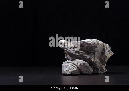 Luxus Naturstein Podium für die Darstellung von Verpackung und Produkt auf schwarzem Hintergrund, Kopierraum. Stockfoto