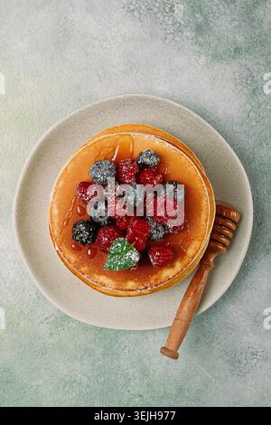 Frühstück, Pfannkuchen mit Beeren und Honig, Blick von oben, hausgemacht, keine Leute, Stockfoto