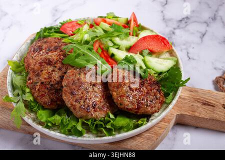 Gebratene Schnitzel, gemischtes Hackfleisch, mit Gemüsesalat, hausgemacht, Blick von oben, keine Personen, Stockfoto