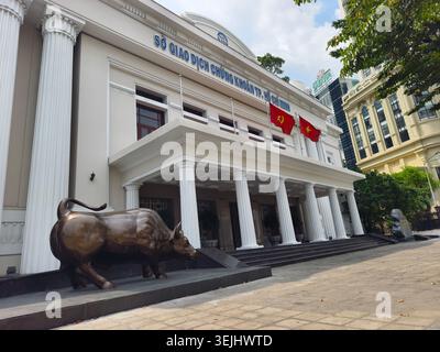 Ho Chi Minh City Stock Exchange (SCHLAUCH), Vietnam. Das Gebäude verfügt über eine neue Bronzestatue mit „aufladendem Bullen“, die im Februar 2026 installiert wurde. Stockfoto