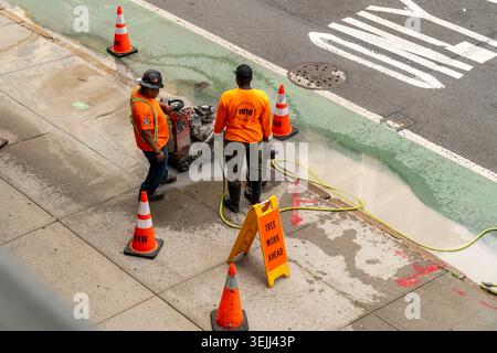 Bauunternehmer der Stadt New York Pflanzen Straßenbäume an der Ninth Avenue in Chelsea am Dienstag, den 26. Mai 2026. (© Richard B. Levine) Stockfoto