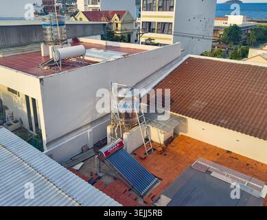 Solarwasserbereiter aus Edelstahl auf einem Dach installiert. Nha Trang, Vietnam Stockfoto