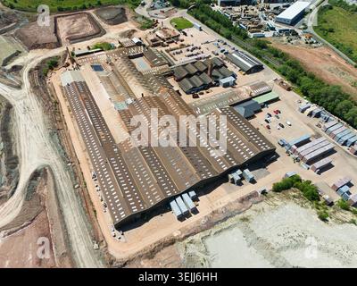 Aus der Vogelperspektive der Kingsbury Brick Works and Factory mit großen Industrieschuppen und Lagerhallen umgeben von Ausgrabungsflächen in Dosthill, England, Stockfoto