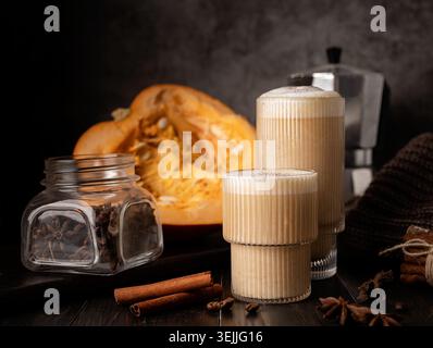 Herbst-Kürbis-Gewürz-Latte mit Milch und Sahne Stockfoto