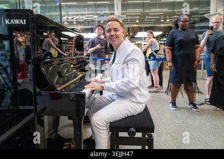 London, Großbritannien. Mai 2026. Der Sänger und Songwriter John Galea tritt am Bahnhof St. Pancras am Elton John Piano in London auf. Quelle: SOPA Images Limited/Alamy Live News Stockfoto