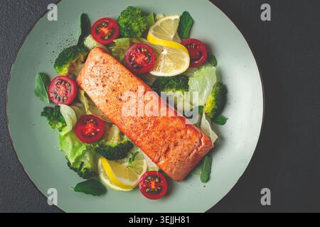 Gegrilltes Lachsfilet mit Gemüse, Brokkoli, Kirsche, Eisbergsalat, Gewürze und Kräuter, hausgemacht, keine Leute, Stockfoto