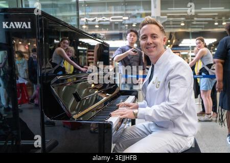 London, Großbritannien. Mai 2026. Der Sänger und Songwriter John Galea tritt am Bahnhof St. Pancras am Elton John Piano in London auf. Quelle: SOPA Images Limited/Alamy Live News Stockfoto