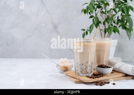 Milchtee mit Eis und köstlichem Tapioka Stockfoto