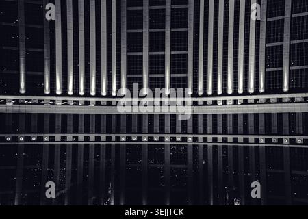 Moderne Architektur, die Symmetrie, Muster und Reflexion in Schwarz-weiß betont Stockfoto