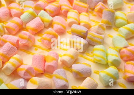 Kuchen mit mehrfarbigem Marshmallow, für Hintergründe oder Texturen Stockfoto