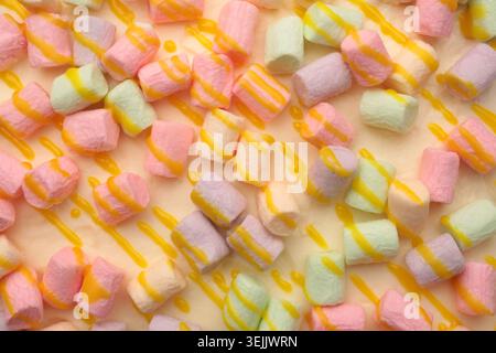 Kuchen mit mehrfarbigem Marshmallow, für Hintergründe oder Texturen Stockfoto