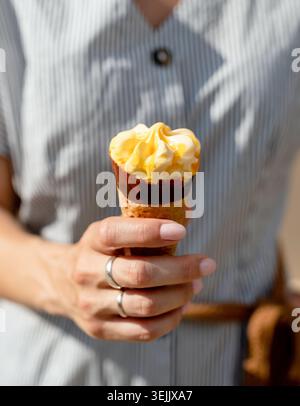 Frau die Hände halten fruchtige Eis in Händen Stockfoto