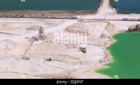 Industrielandschaft mit Sandsteinbruch, Verarbeitungsausrüstung und Zugwagen Stockfoto
