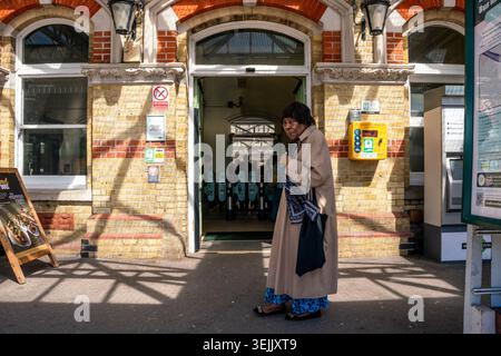 Opernfans kommen mit dem Zug am Bahnhof Lewes an, um Eine Vorstellung von Tosca im nahe gelegenen Glyndebourne Opera House in Lewes, Sussex, Großbritannien, zu sehen Stockfoto