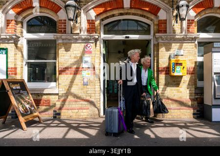 Opernfans kommen mit dem Zug am Bahnhof Lewes an, um Eine Vorstellung von Tosca im nahe gelegenen Glyndebourne Opera House in Lewes, Sussex, Großbritannien, zu sehen Stockfoto