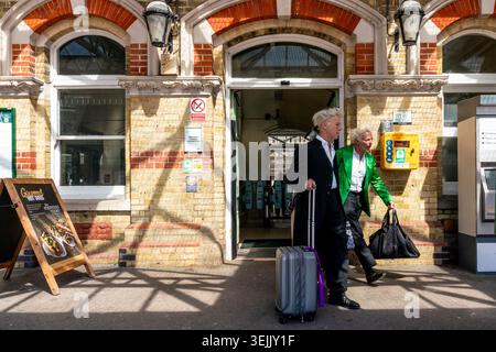 Opernfans kommen mit dem Zug am Bahnhof Lewes an, um Eine Vorstellung von Tosca im nahe gelegenen Glyndebourne Opera House in Lewes, Sussex, Großbritannien, zu sehen Stockfoto