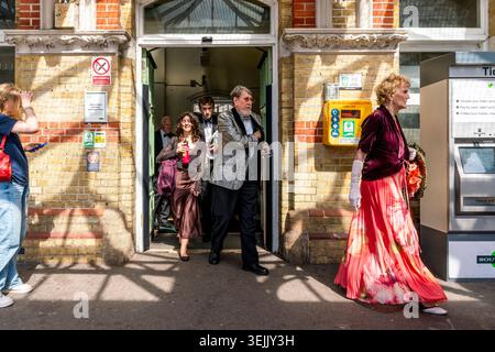 Opernfans kommen mit dem Zug am Bahnhof Lewes an, um zum nahe gelegenen Glyndebourne Opera House in Lewes, East Sussex, Großbritannien, zu gelangen. Stockfoto